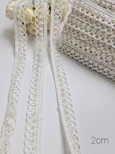 Load image into Gallery viewer, Pearl lace trim
